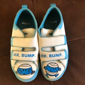 Native kid’s sneakers size J2